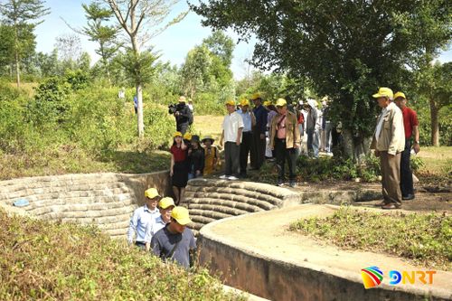Du khách tham quan di tích lịch sử Chiến thắng Thượng Đức. Ảnh: XUÂN TRINH