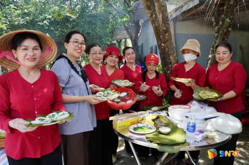 Làng Thái Chấn Sơn phục vụ các món ăn truyền thống cho du khách. Ảnh: XUÂN TRINH
