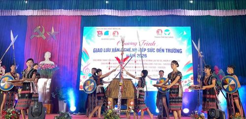 Một tiết mục văn nghệ thể hiện bản sắc văn hóa Cơ Tu tại chương trình. Ảnh: ĐVCC