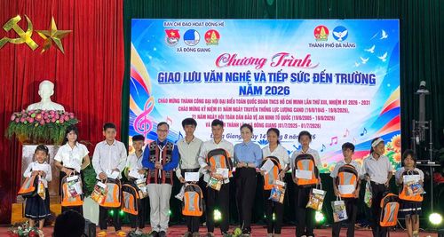 Trao quà cho học sinh có hoàn cảnh khó khăn. Ảnh: ĐVCC