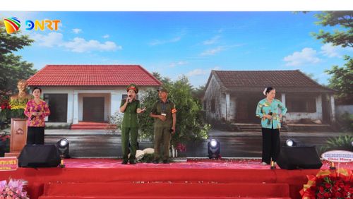 Sân khấu hóa tiểu phẩm “Bức tường nghĩa tình” tại ngày hội. Ảnh: KHÁNH NGÂN