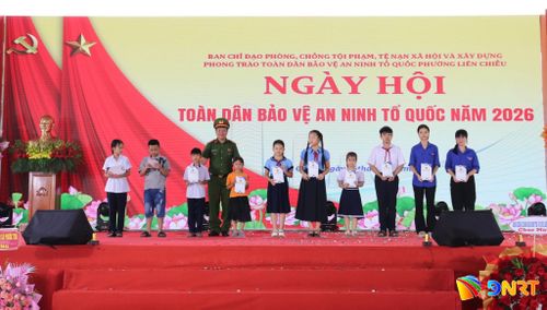 Trao quà cho trẻ em có hoàn cảnh khó khăn trên địa bàn phường Liên Chiểu. Ảnh: KHÁNH NGÂN