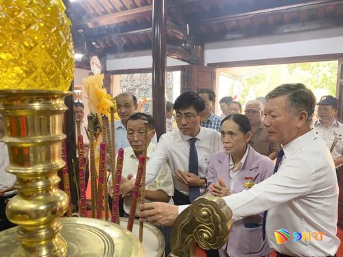 Chủ nhiệm Ủy ban Kiểm tra Thành ủy Trần Thắng Lợi (thứ 3, phải sang) cùng các đại biểu dâng hương tại Lễ hội Đình làng Nại Nam. Ảnh: KHÁNH LINH