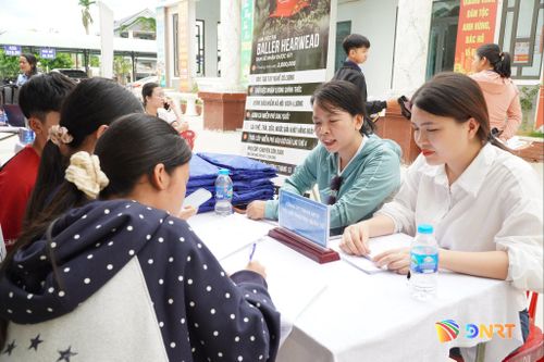Người lao động, đoàn viên thanh niên xã Phước Trà đăng ký thông tin với doanh nghiệp có nhu cầu tuyển dụng. Ảnh: N.ĐOAN