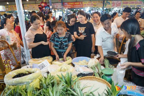 Nông sản vùng cao và nhiều sản phẩm OCOP được giới thiệu với du khách tại phiên chợ quê Hòa Vang. Ảnh: XUÂN SƠN