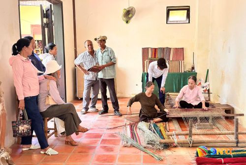 Hoạt động trải nghiệm nghề dệt chiếu truyền thống tại ốc đảo Kim Bồng (phường Hội An). Ảnh: QUỐC LÀNH