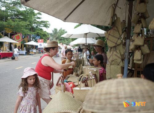 Du khách tham quan, trải nghiệm sản vật xứ Quảng tại làng chài Tân Thành. Ảnh: XUÂN SƠN