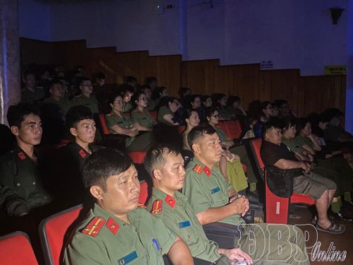 Cán bộ, chiến sĩ Công an tỉnh, lực lượng tham gia bảo vệ an ninh, trật tự ở cơ sở và nhân dân trên địa bàn đã đến theo dõi, thưởng thức vở diễn.