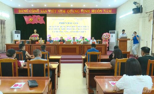 Phiên đấu giá 11 thửa đất trên địa bàn xã Mường Ảng. (ảnh: C.T.V)
