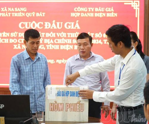 Đại diện địa phương và cơ quan chuyên môn kiểm tra thùng phiếu trong đấu giá quyền sử dụng đất theo quy định.