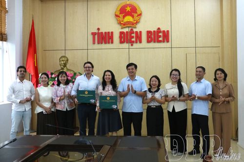 Đồng chí Lò Văn Cương, Phó Chủ tịch Thường trực UBND tỉnh tặng sản phẩm OCOP địa phương cho đoàn công tác.