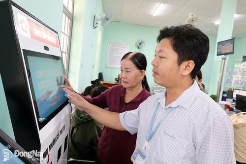 Cán bộ Trung tâm Phục vụ hành chính công xã Lộc Hưng hướng dẫn người dân thực hiện thủ tục hành chính.