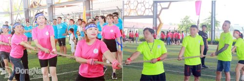 Công nhân Công ty TNHH Đông Phương (xã Bình Minh) tham gia hội thao do Công đoàn cơ sở phối hợp với doanh nghiệp tổ chức.