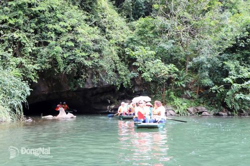 Tràng An độc đáo với nhiều đền, chùa và hang động.