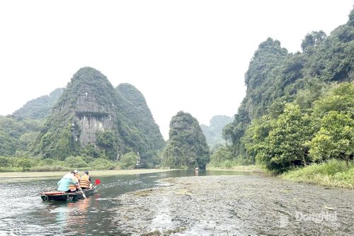 Cảnh sắc sơn thủy hữu tình của Tràng An cuốn hút du khách.