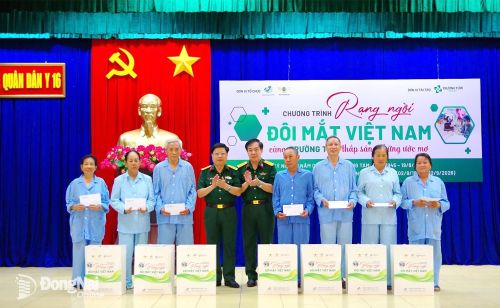 Lãnh đạo Bệnh viện Quân y 175, Binh đoàn 16 tặng quà cho các bệnh nhân được phẫu thuật mắt.