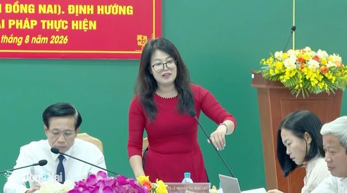 Tiến sĩ Lê Nguyễn Thị Ngọc Lan, Phó Hiệu trưởng Trường Chính trị thành phố Đồng Nai phát biểu tại hội thảo. Ảnh: Văn Đoàn