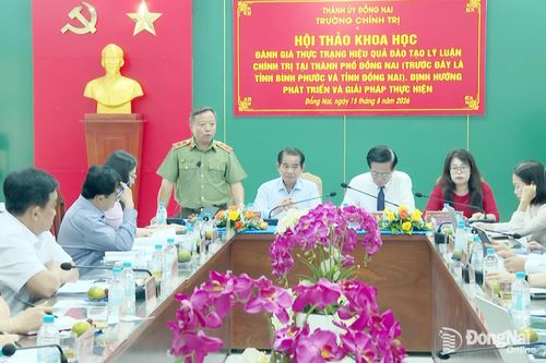Trung tướng, PGS.TS. Nhà giáo ưu tú Phan Xuân Tuy, Ủy viên Hội đồng lý luận Bộ Công an, Giám đốc Học viện Chính trị Công an nhân dân phát biểu tại hội thảo. Ảnh: Văn Đoàn