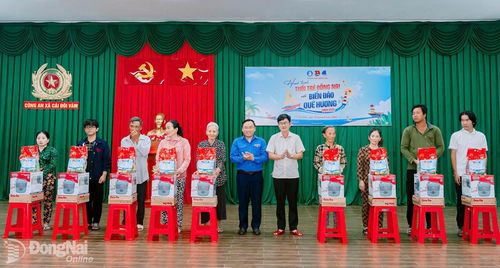 Thành ủy viên, Phó Chủ tịch Ủy ban MTTQ Việt Nam thành phố, Bí thư Thành đoàn Đồng Nai Nguyễn Minh Kiên (thứ 6 từ trái sang) và đại diện địa phương trao quà cho các gia đình. Ảnh: Hội Sinh viên thành phố cung cấp