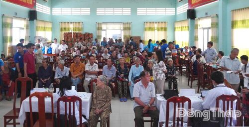 Các gia đình chính sách, người có công khó khăn trên địa bàn xã Mỹ An Hưng tham gia chương trình.
