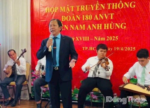 Em Phạm Minh Huân (thứ 2 từ phải sang) trình diễn thành tạo đàn violin.
