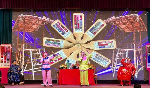 Các học viên trình diễn báo cáo kết quả tập huấn thông qua chương trình “Hội đánh bài chòi dân gian”. Ảnh: M.N
