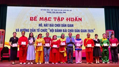 Ban tổ chức trao giấy chứng nhận hoàn thành khóa tập huấn cho các học viên. Ảnh: M.N