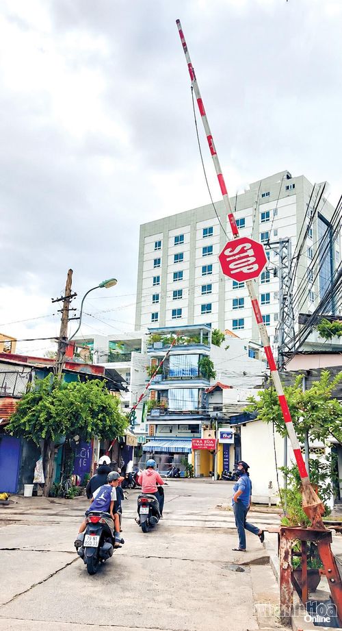 Đường vào khu Đề Pô phải qua barie.
