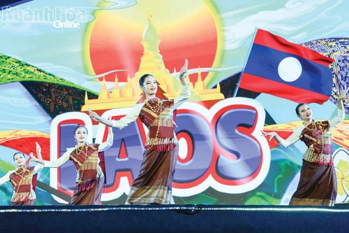 Các nghệ sĩ đến từ nước bạn Lào biểu diễn trong chương trình Festival Biển Khánh Hòa năm 2026.