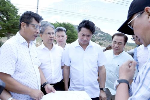 Đoàn khảo sát thực tế tại khu vực triển khai nhà máy điện hạt nhân tại xã Phước Dinh.