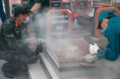 Cán bộ, chiến sĩ mở phần mộ liệt sĩ bằng tất cả sự trân trọng