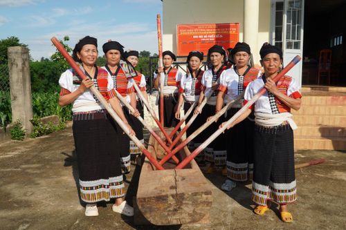Các thành viên trong Câu lạc bộ luyện tập khua luống