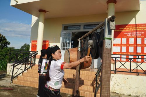 Tiếng trống, tiếng chiêng hòa cùng khua luống tạo thanh âm rộn ràng