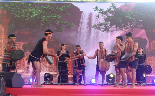 Du lịch phát triển cũng tạo điều kiện để gìn giữ nét văn hóa đặc sắc của đồng bào dân tộc thiểu số
