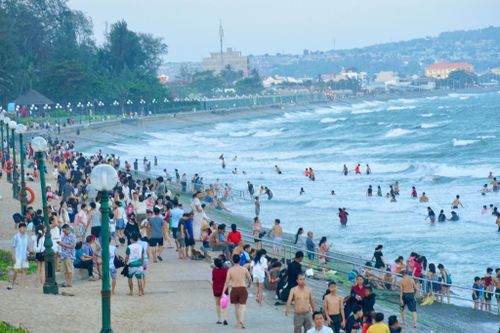 Người dân và du khách trải nghiệm các hoạt động tại biển
