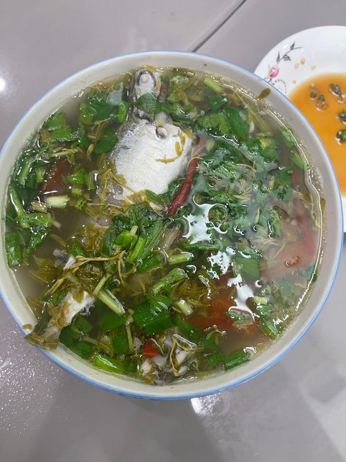 Cá nục nấu lá me nóng hổi, ăn cùng cơm trắng và chén nước mắm ớt cay cay, đủ cho một bữa cơm ngon của người miền biển