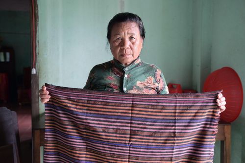 Bà Thuận bên sản phẩm thủ công được dệt từ bàn tay khéo léo