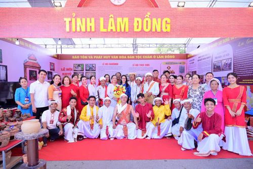 Nghệ nhân Mã Thị Thuận (áo hồng, thứ 2 từ phải qua) cùng đoàn nghệ nhân Lâm Đồng tại Ngày hội văn hóa dân tộc Chăm ở Khánh Hòa tháng 6/2026