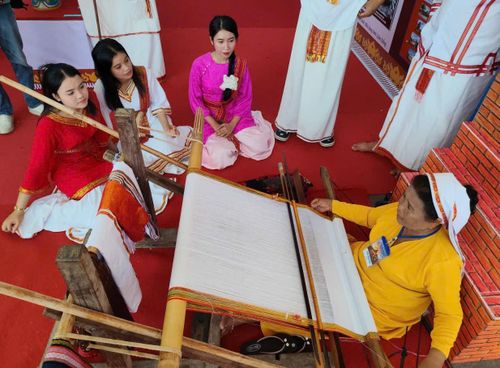 Nghệ nhân Mã Thị Thuận thường tham gia trình diễn nghề dệt thổ cẩm truyền thống tại các lễ hội, như một cách để lưu giữ và quảng bá một phần quan trọng của bản sắc dân tộc (Ảnh tư liệu)