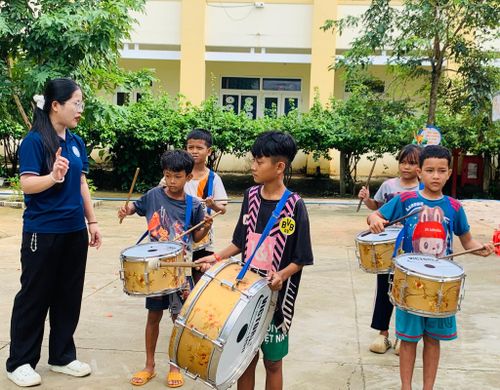 Giáo viên hướng dẫn học sinh Trường Tiểu học Mỹ Thạnh tập trống chuẩn bị ngày khai giảng