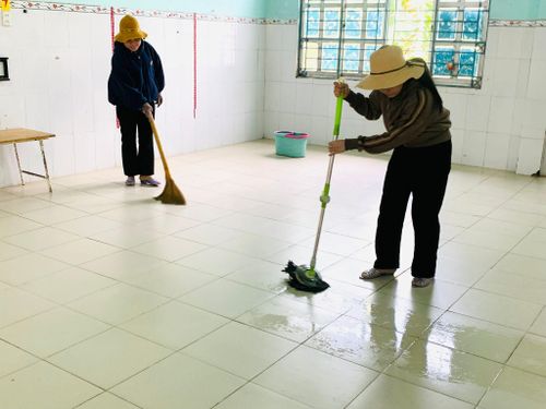 Giáo viên vệ sinh lớp học chuẩn bị đón học sinh tựu trường