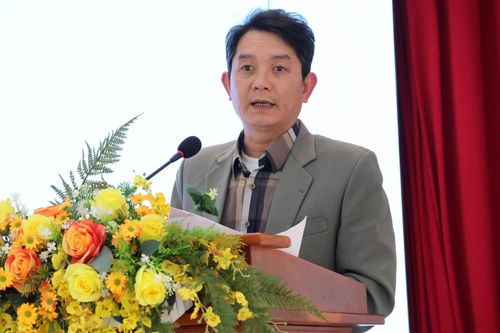 Ông Nguyễn Thành Đô, Phó Giám đốc Trung tâm Phục vụ hành chính công phường Lâm Viên - Đà Lạt, là người trực tiếp tham gia chuẩn bị nội dung chuyên đề, tài liệu hướng dẫn kỹ thuật nộp hồ sơ trực tuyến cho cán bộ tổ dân phố