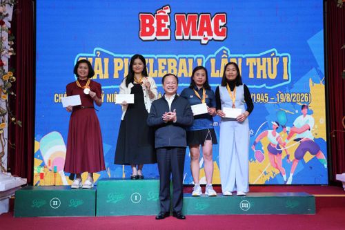 Đồng chí Nguyễn Quang Tùng, Phó Giám đốc Ngân hàng Nông nghiệp và Phát triển nông thôn, Chi nhánh Lâm Đồng lên trao giải cho các cặp vận động viên đạt giải nội dung đơn nữ