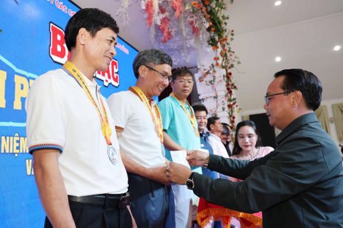 Đồng chí Đặng Hồng Sỹ, Phó Bí thư Thường trực Tỉnh ủy, Bí thư Đảng ủy Các cơ quan Đảng tỉnh trao giải cho các vận động viên đôi nam nội dung dành cho cán bộ lãnh đạo, quản lý