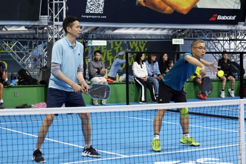 Các trận thi đấu đôi nam diễn ra sôi nổi