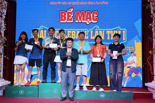 Đồng chí Trần Văn Nam, Tỉnh ủy viên, Phó Trưởng ban Thường trực Ban Tổ chức Tỉnh ủy lên trao giải cho các cặp vận động viên đạt giải nội dung đôi nam nữ