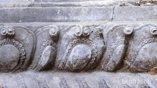 Phần đế đá được tạo hình cánh sen, góp phần làm rõ giá trị nghệ thuật của tháp Phổ Minh.