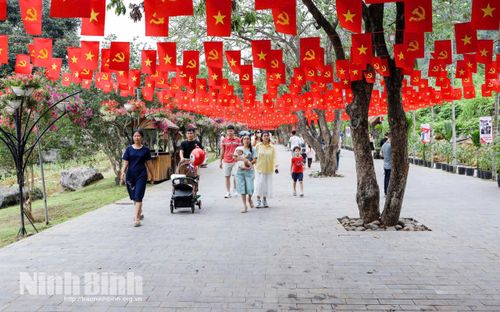 Du khách tham quan tại Khu du lịch sinh thái Thung Nham.