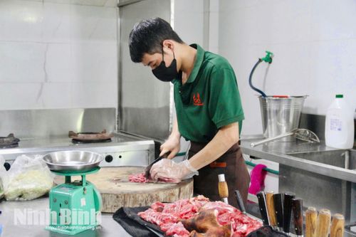 Nhân viên nhà hàng Ba Cửa thực hiện nghiêm các quy định vệ sinh an toàn thực phẩm trong quá trình chế biến.
