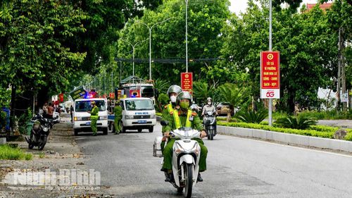 Lực lượng công an phường Nam Hoa Lư tăng cường tuần tra, xử lý các trường hợp lấn chiếm lòng đường, vỉa hè.
